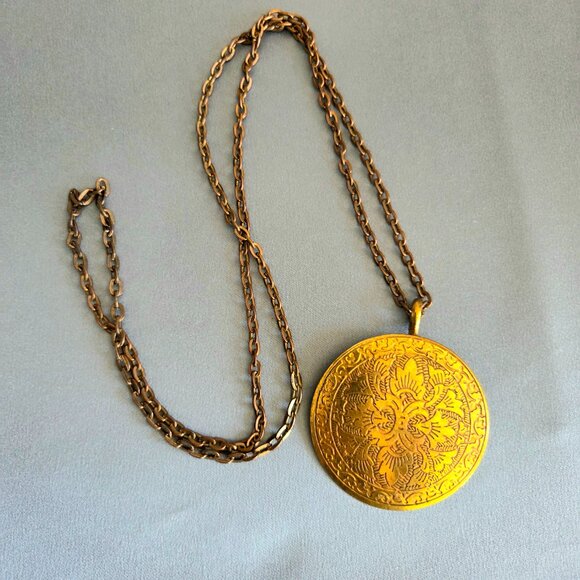 Large round brass pendant with long chain. - Picture 6 of 6